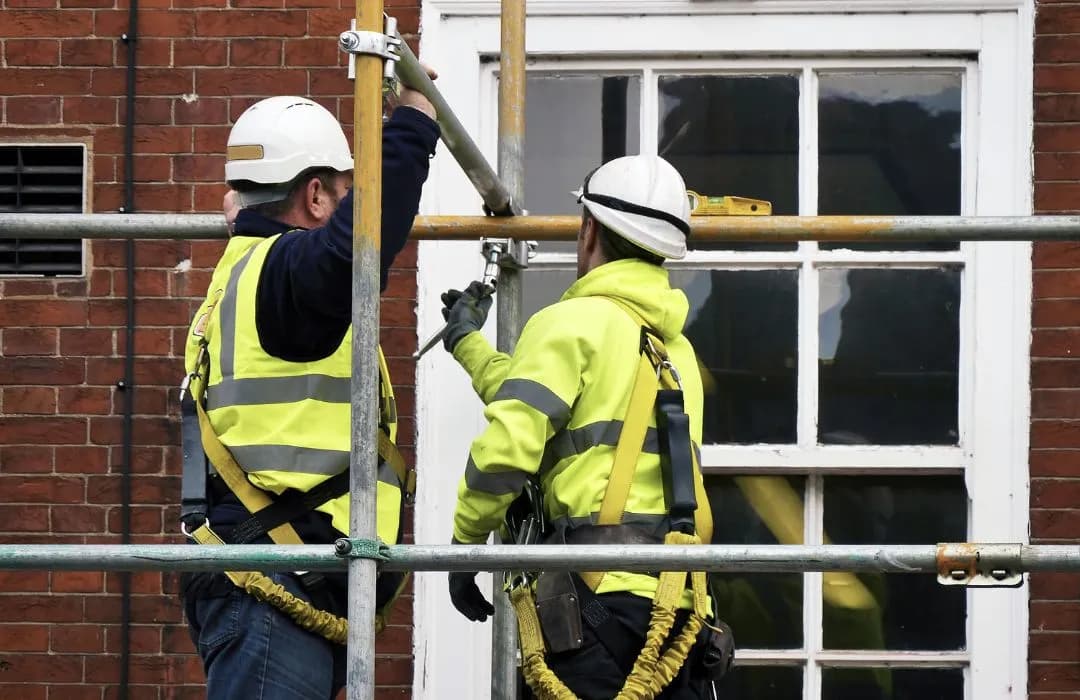Steigerbouwers aan het werk op bouwplaats